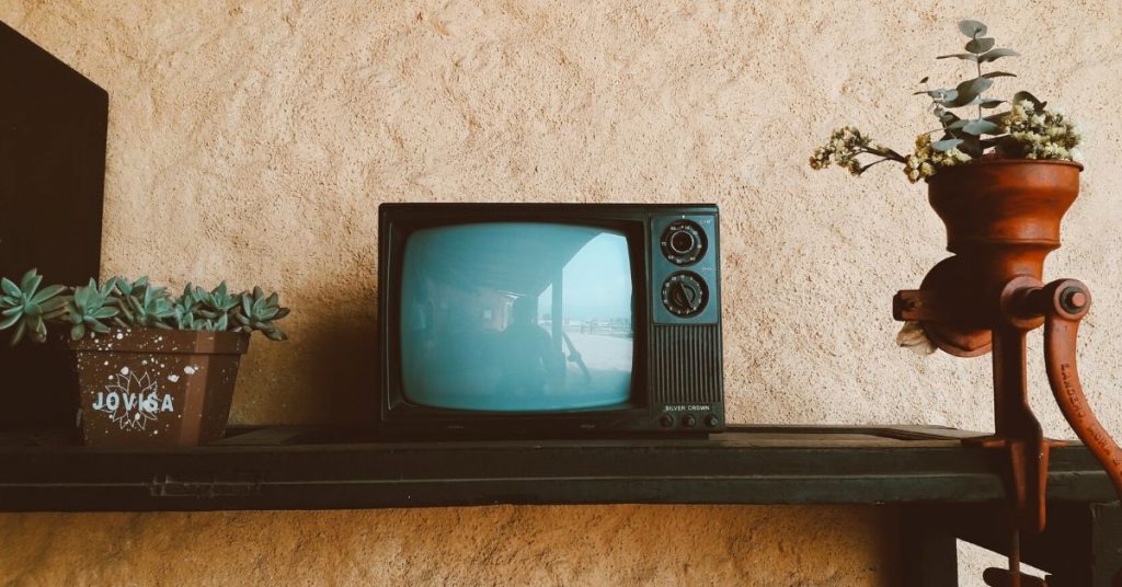 télévision-écran-table