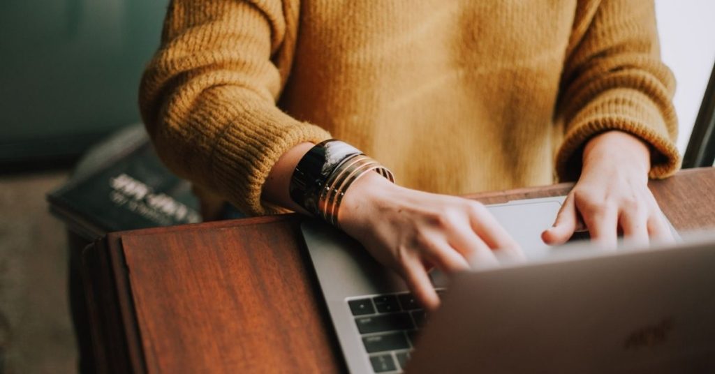 community-managers-ordinateur-etude