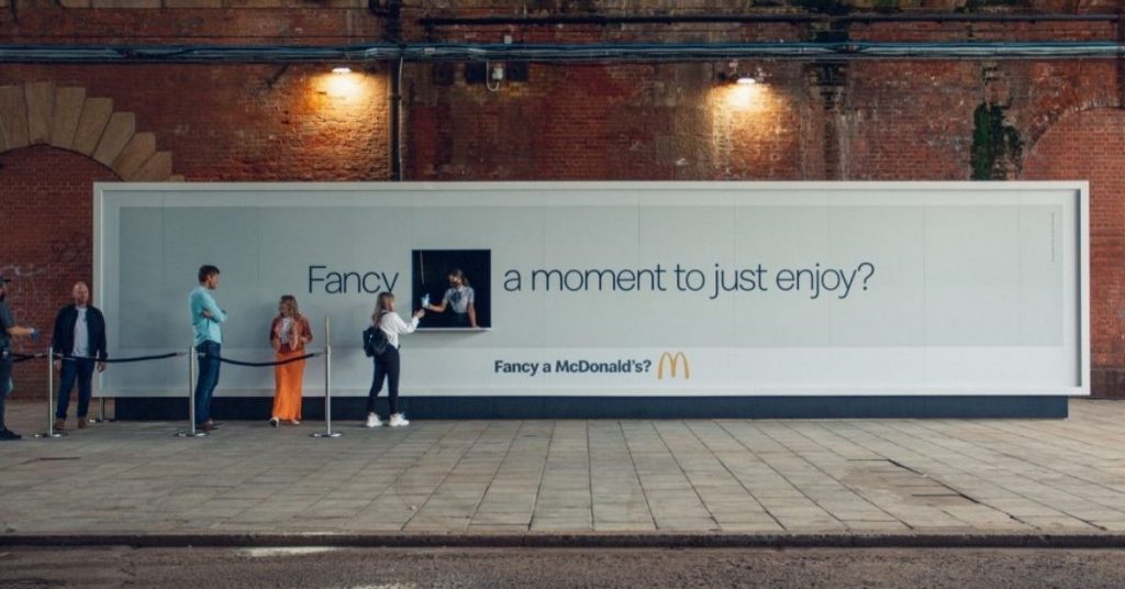 mcdonalds-panneau-affichage-glace-mcflurry