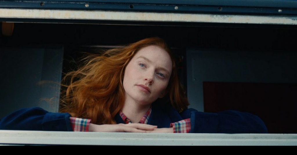 sncf-train-jeune-fille-fenetre-campagne-pub-hexagonal