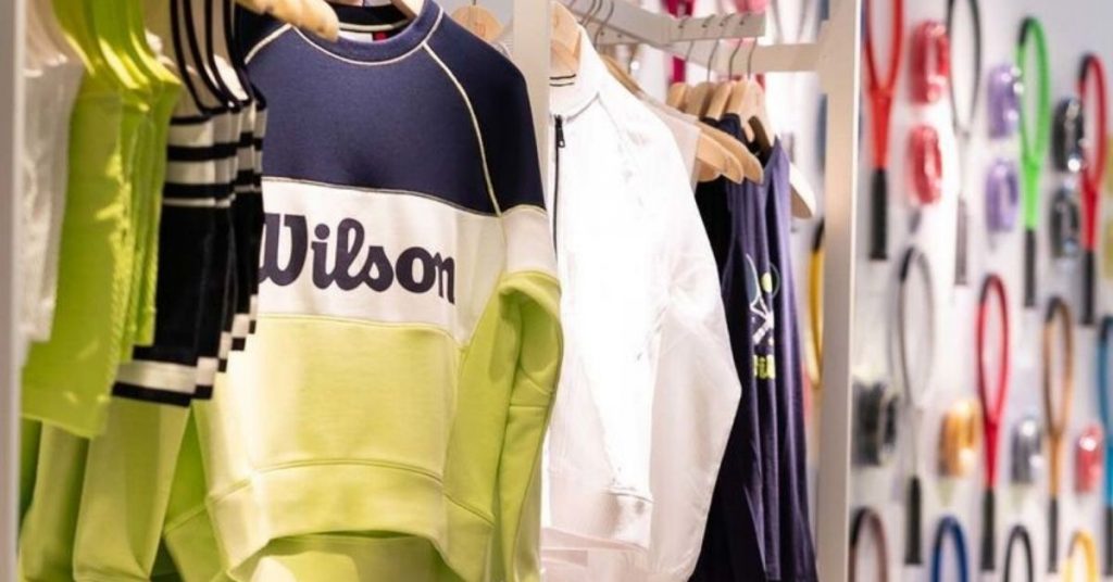 mur-vetements-raquettes-tennis-wilson