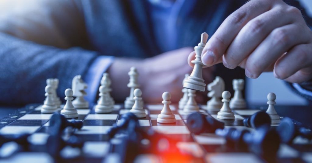 plateau-pieces-echec-main-strategie-personal-branding