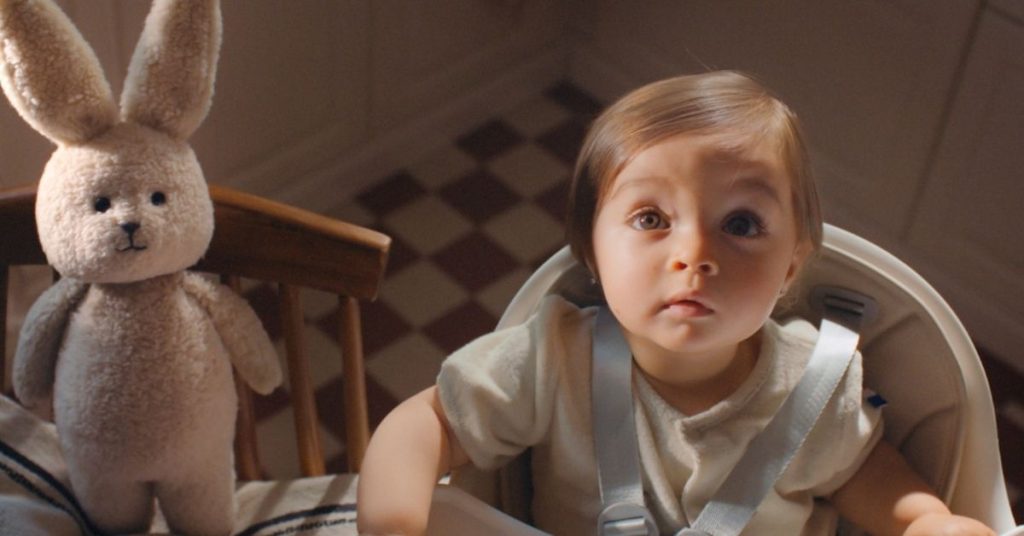 bébé-biberon-chaise-publicité