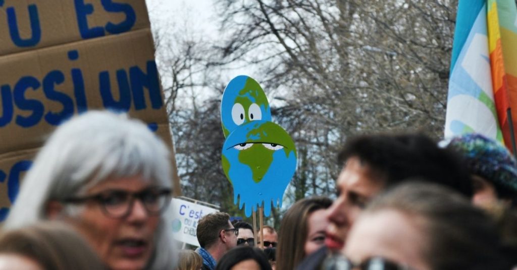foule-manifestation-rechauffement-climatique-panneau