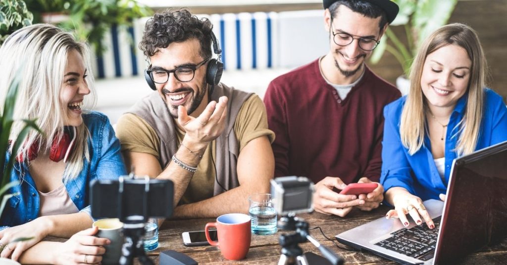 groupe-travailleurs-ordinateur-telephones-content-marketing