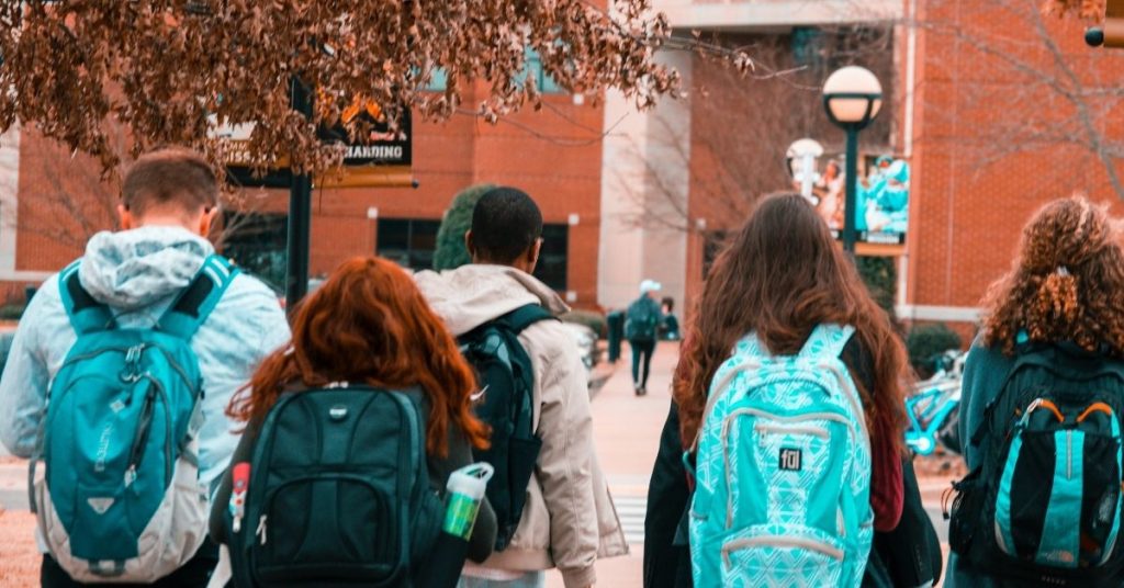 etudiants-ecole-couleurs-automne