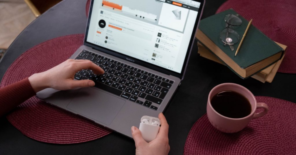 table-ordinateur-ecouteurs-application-podcast