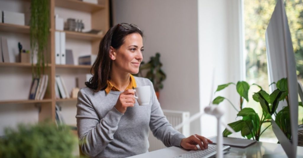 femme-bureau-plantes-ordinateur-travail-RSE
