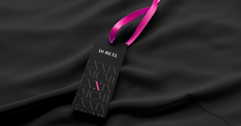 tissu-noir-etiquette-dorcel-ruban-rose