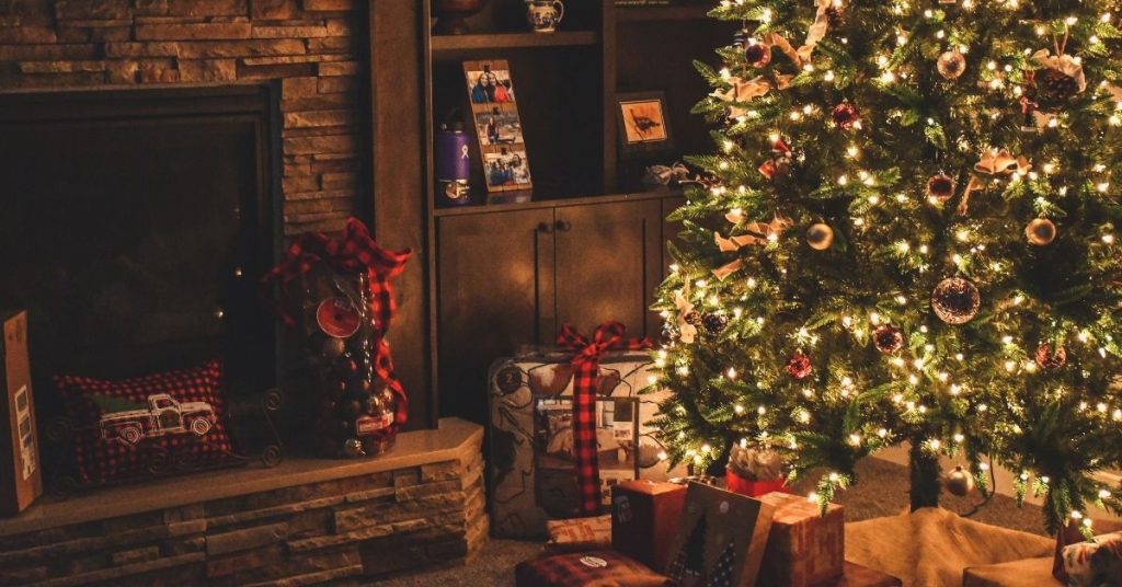 sapin-cadeaux-noël-cheminée