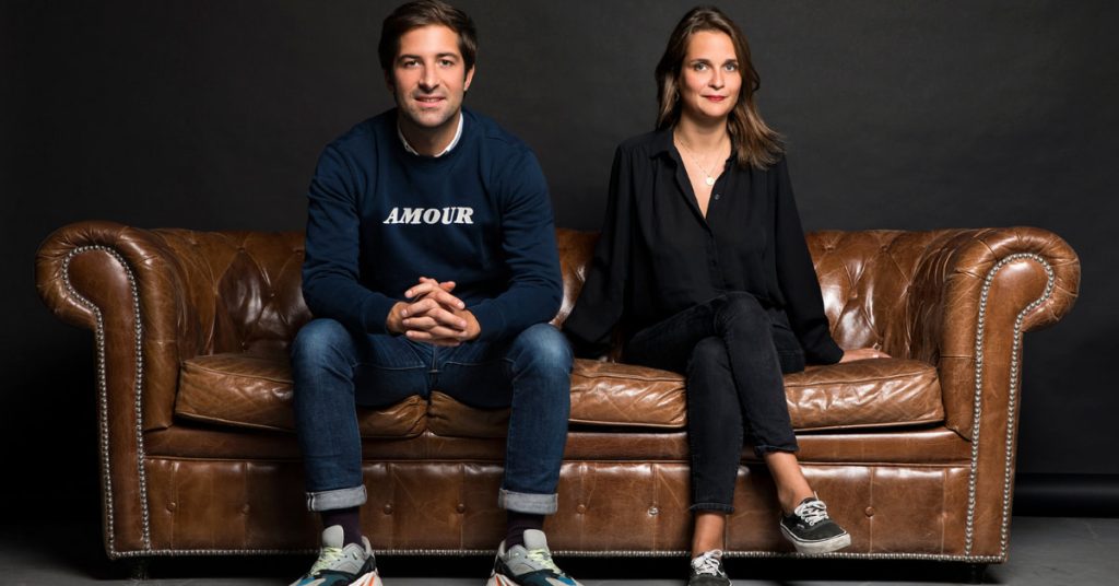 canape-marron-homme-femme