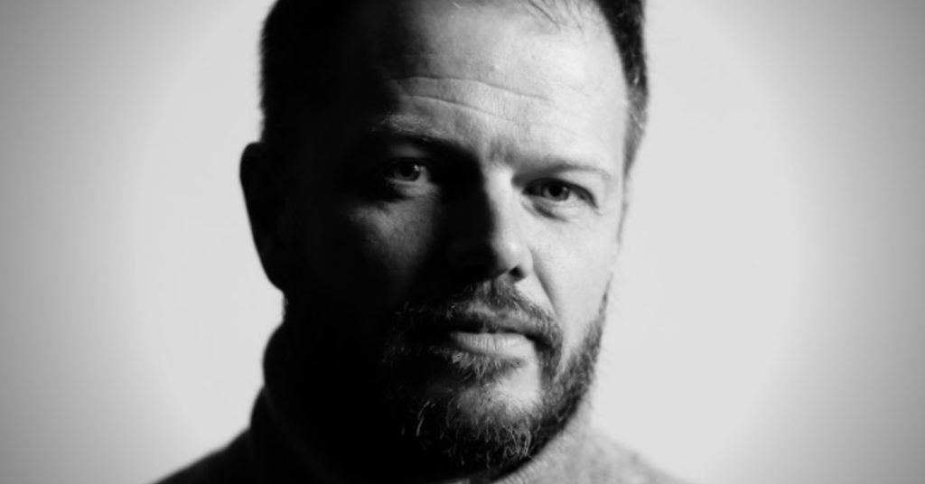 homme-portrait-noir-et-blanc