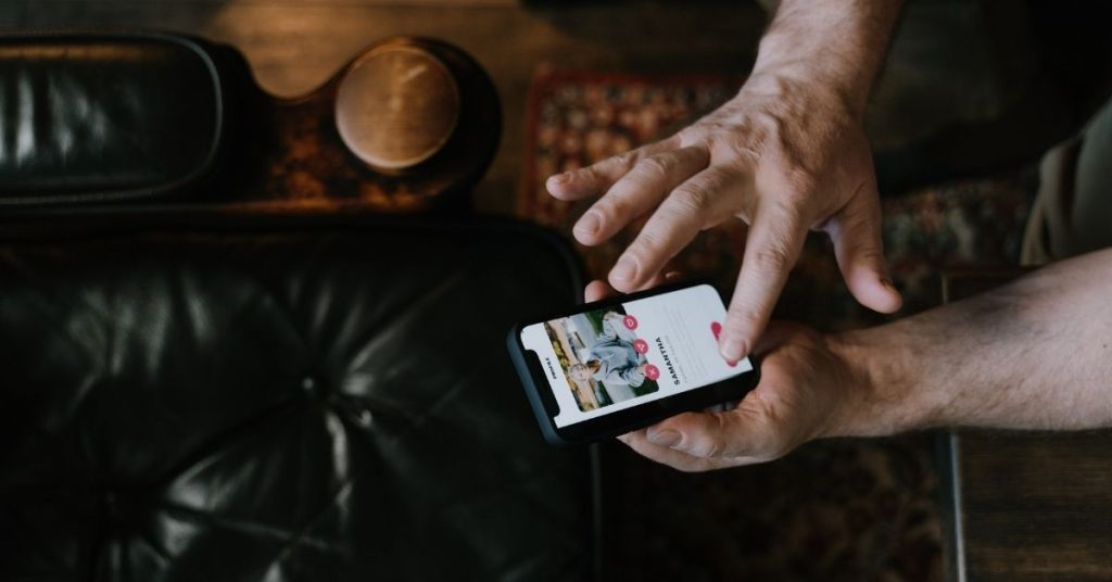 application-de-rencontre-smartphone-amour-célibataire-antivax