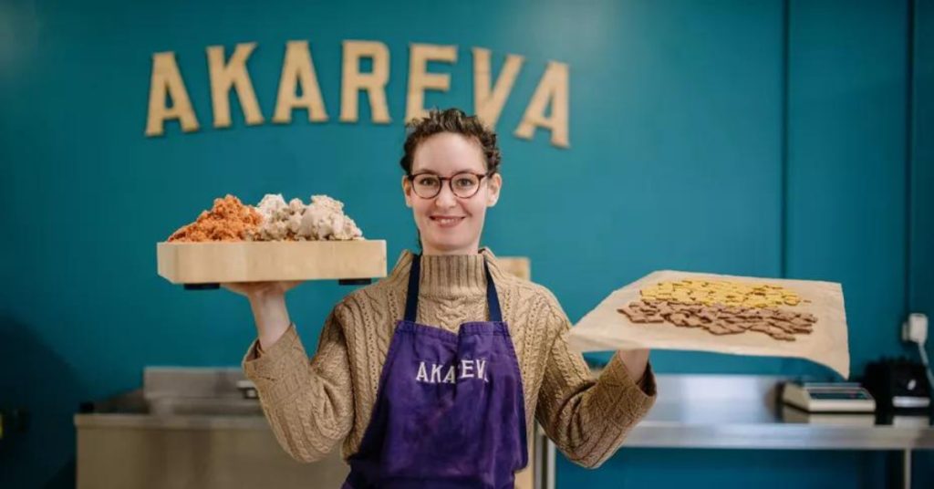 photo-femme-plateau-nourriture-biodechets-akareva