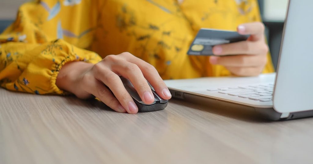 main-carte-bancaire-ordinateur-e-commerce-conversion-cro