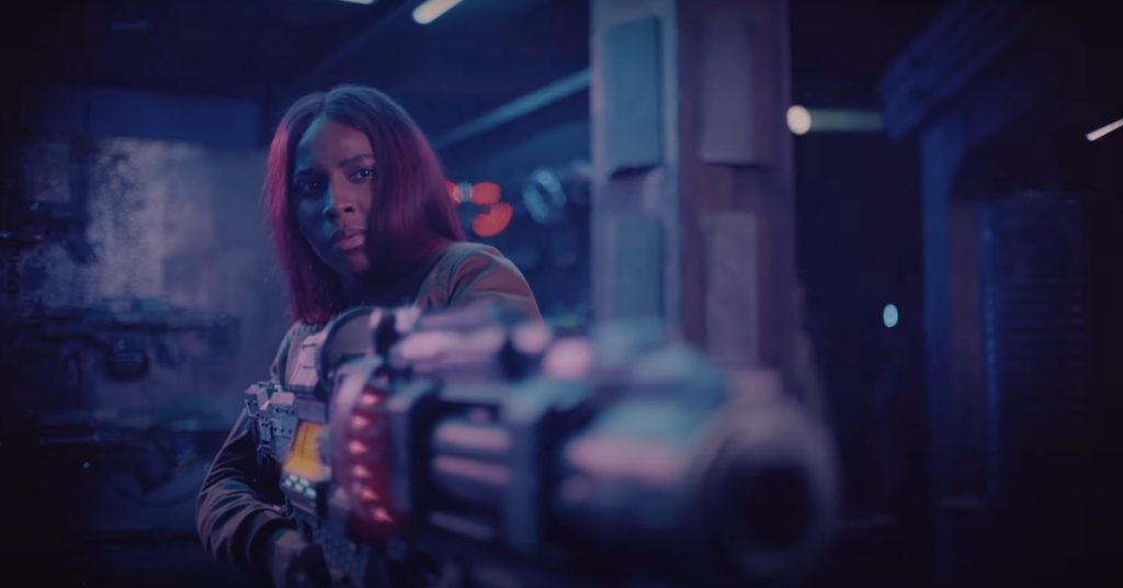 femme-arme-blockbuster-pub-samsung-gamers