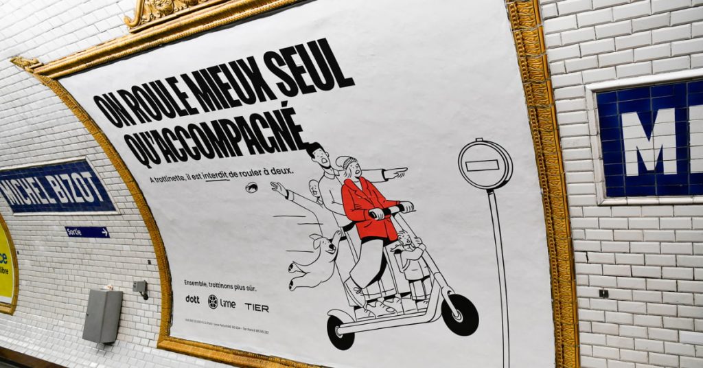 texte-affiche-metro-scooter-homme-casque