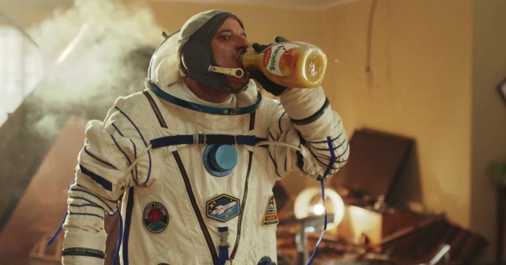 astronaute-plafond-famille-petit-déjeuner-jus-d'orange-tropicana