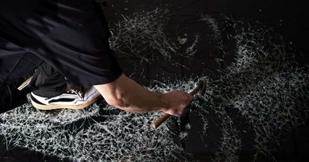 sculpture-art-contemporain-vitre-smartphone-sécurité-routière