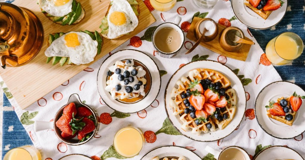 brunch-assiettes-oeufs-fruits