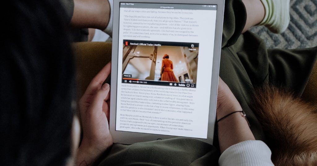 canape-mains-tablette-news-newsjacking-marques