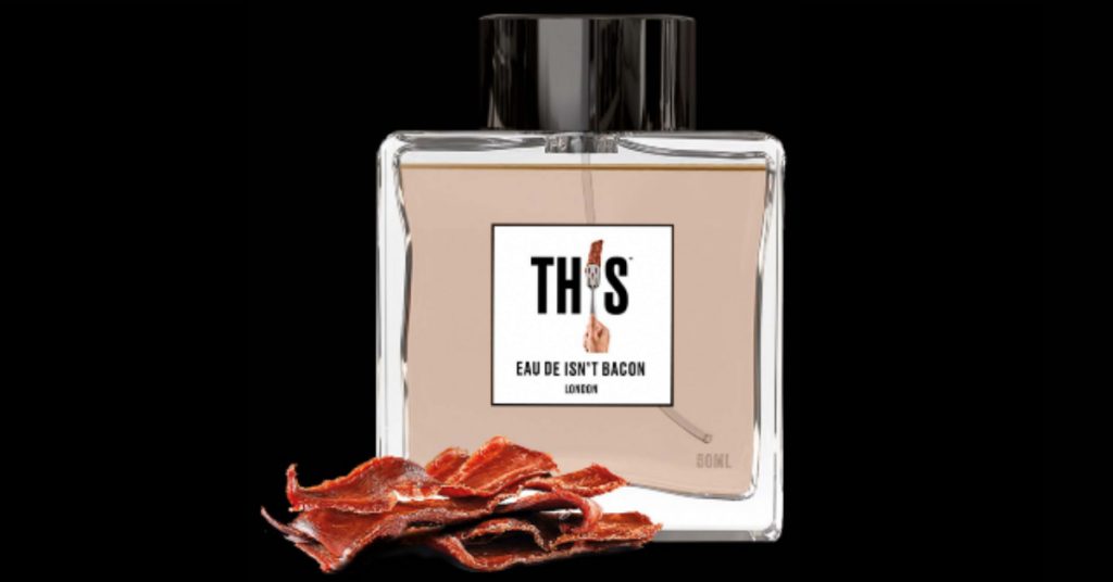 fond-noir-bouteille-parfum-bacon-marque-vegetalienne-this