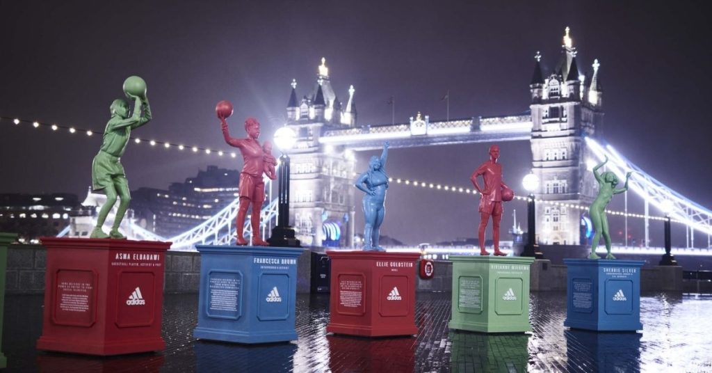 femmes-statues-Londres-empowerment-Adidas