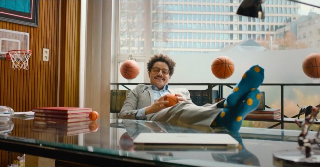 homme-bureau-ballons-basket