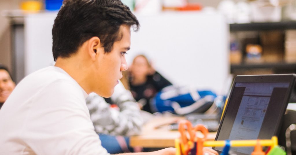 etudiant-ordinateur-digital-choix-ecole-formation