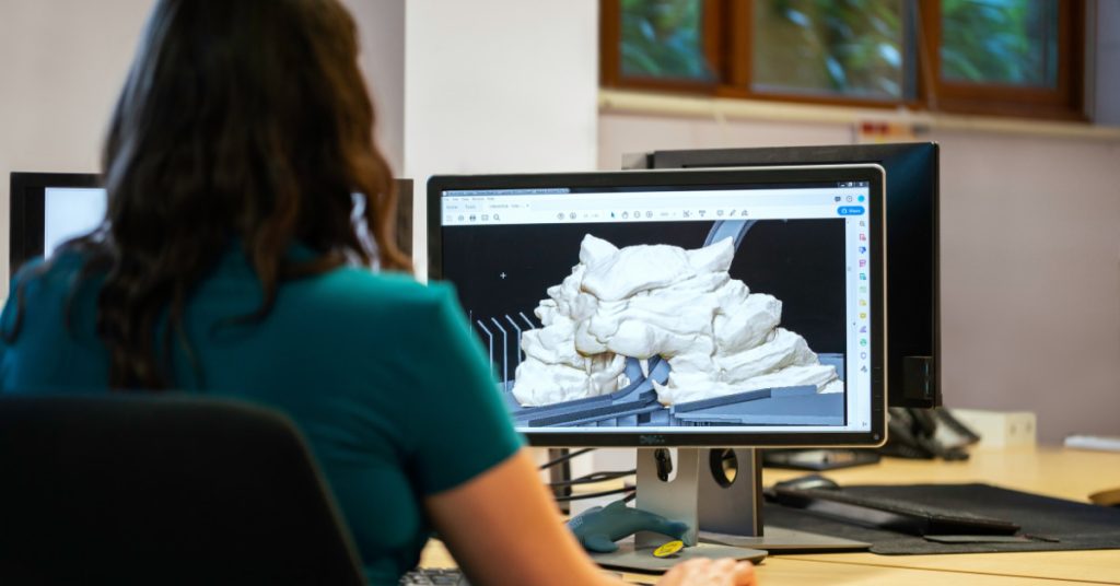 femme-dos-bureau-ordinateur-ecran-animation-2D-storytelling