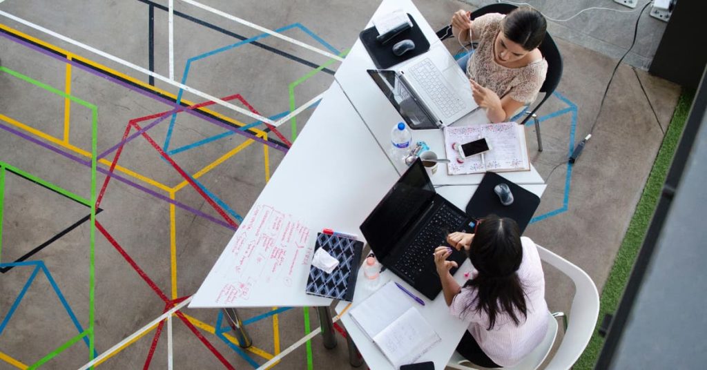 bureau-femmes-ordinateur-place-digital