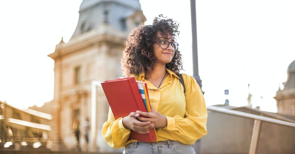 femme-chemise-jaune-livre-rouge
