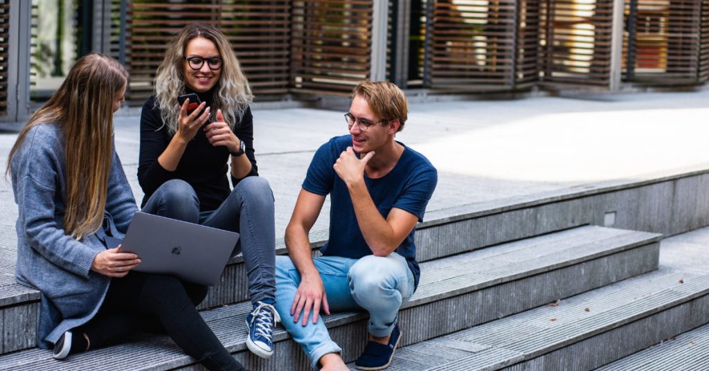 trois-etudiants-marche-bien-être-ecole