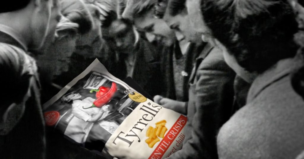 foule-image-pathe-noir-blanc-tyrrells-journal-couleur