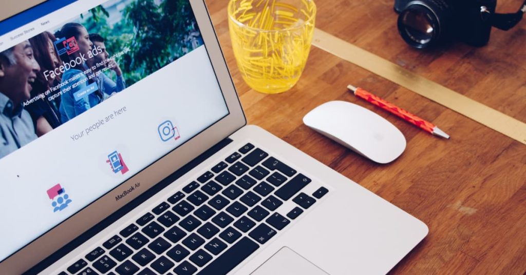 ordinateur-ecran-reseau-social-facebook-generer-leads