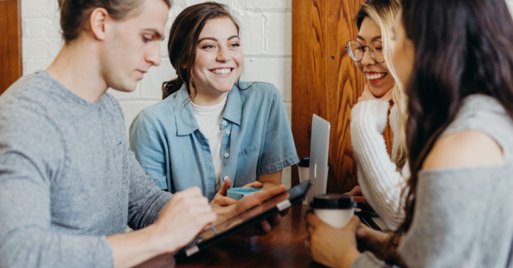 jeunes-etudiants-ordinateur-candidature-alternance--digital-conseils