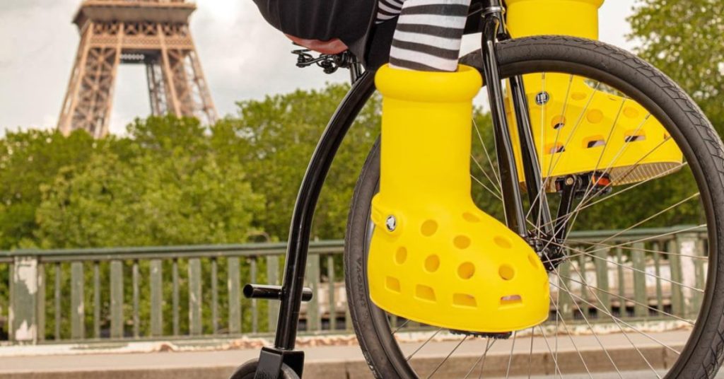 mschf-crocs-chaussures-extravagantes-jaunes