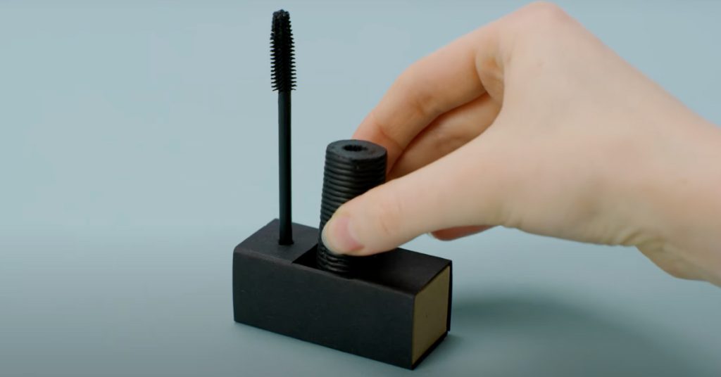 Compact Solide Lush commercialise un mascara solide et sans emballage
