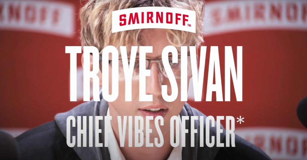 Smirnoff nomme l'artiste Troye Sivan au poste de « Chief Vibes Officer