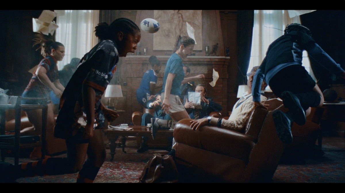 joueuses rugby traversant salon vue de profil campagne axa