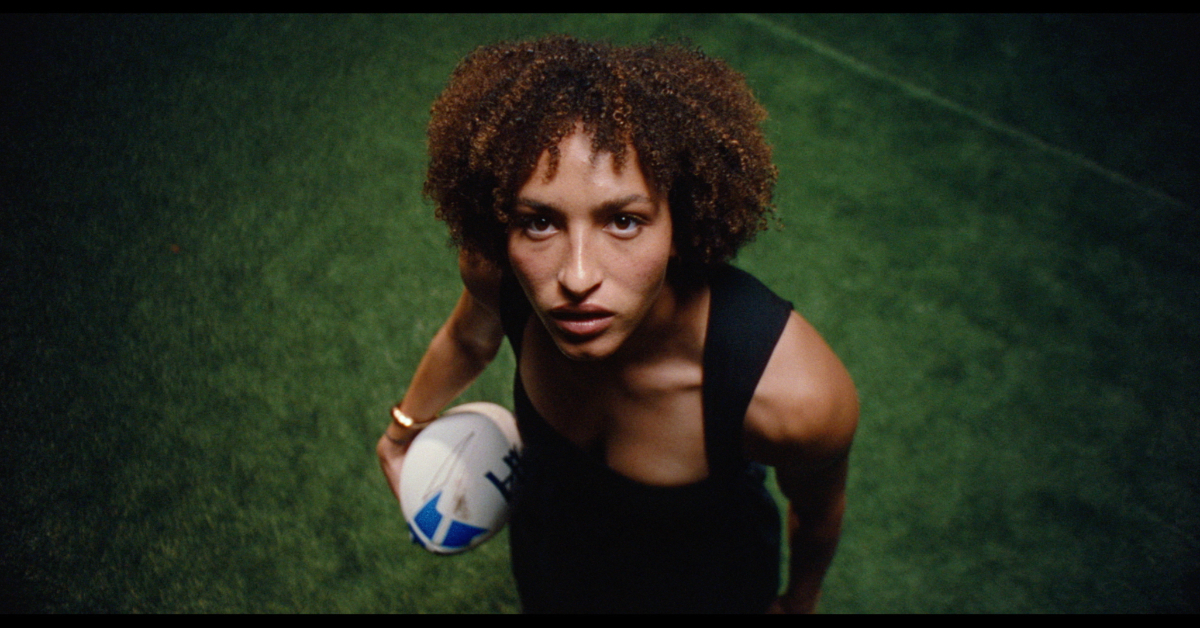 joueuse rugby vue de haut campagne axa