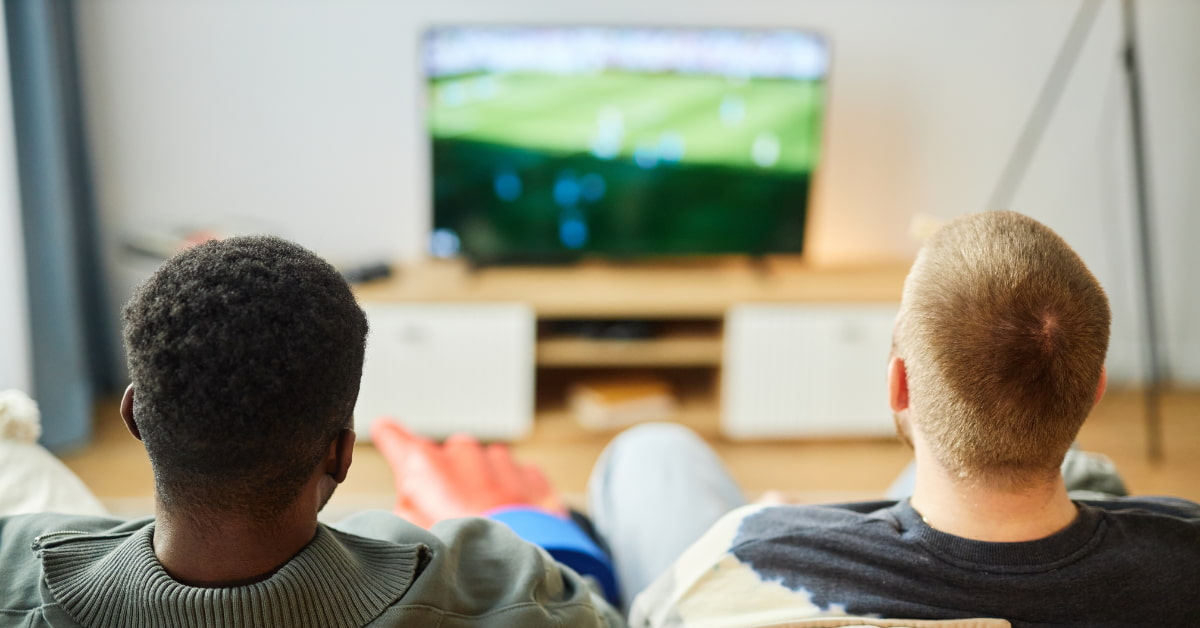 jupdlc-youtube-domination-numérique-television-decryptage (1) deux hommes regardant match fotball sur télévision