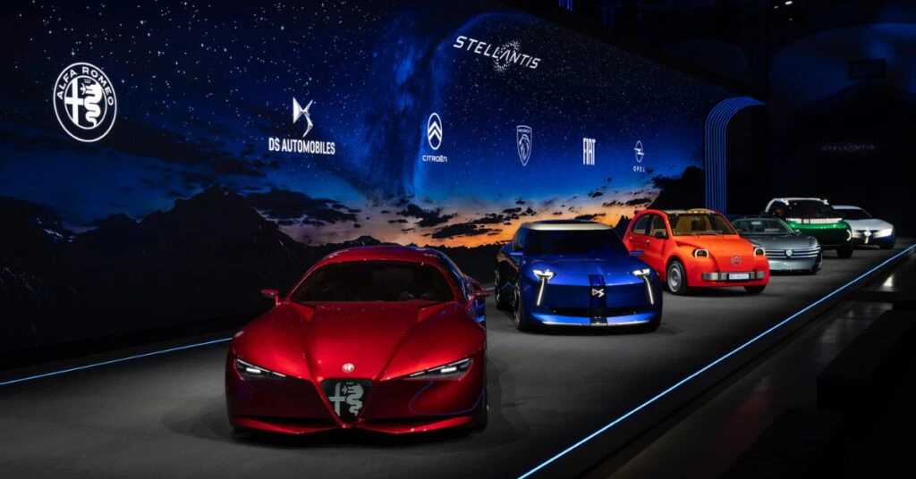 auditoire-met-scene-six-concept-cars-stellantis-hangar-y