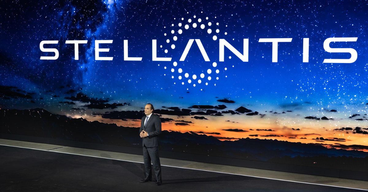 auditoire-met-scene-six-concept-cars-stellantis-hangar-y