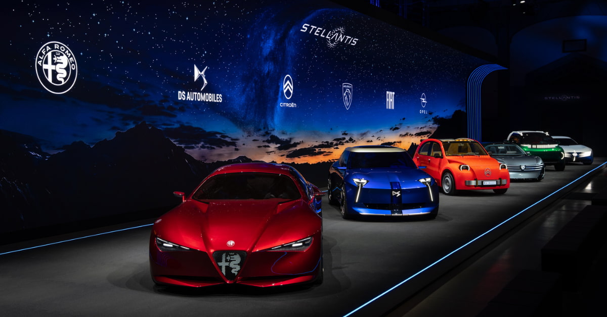 auditoire-met-scene-six-concept-cars-stellantis-hangar-y