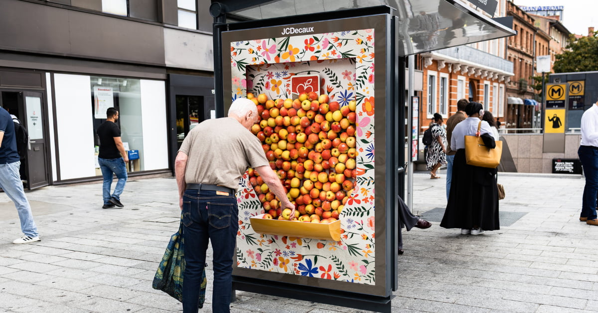 jupdlc-coeur-de-reine-transforme-panneau-jcdecaux-distributeur-pommes
